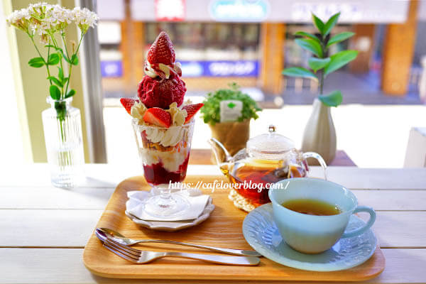 カフェポロン ◇ 季節のパフェ「苺」/ オーガニック紅茶
